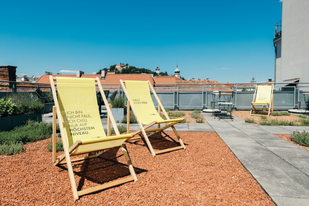 Dachterrasse mit Blick auf den Schloßberg © Joel Kernasenko Dachterrasse mit Blick auf den Schloßberg