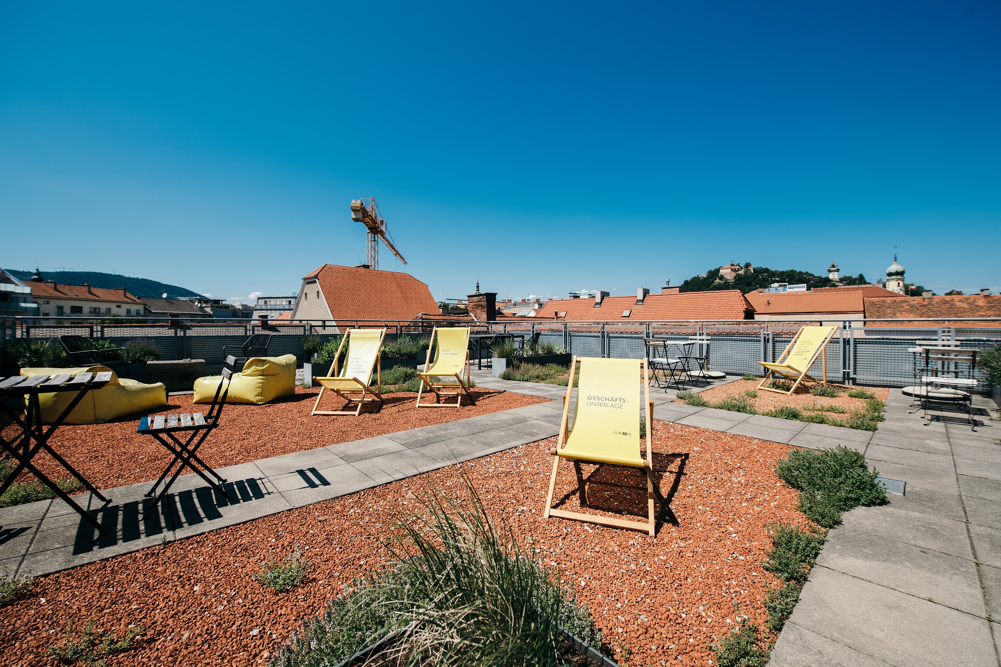 Dachterrasse mit Blick auf den Schloßberg © Joel Kernasenko Dachterrasse mit Blick auf den Schloßberg